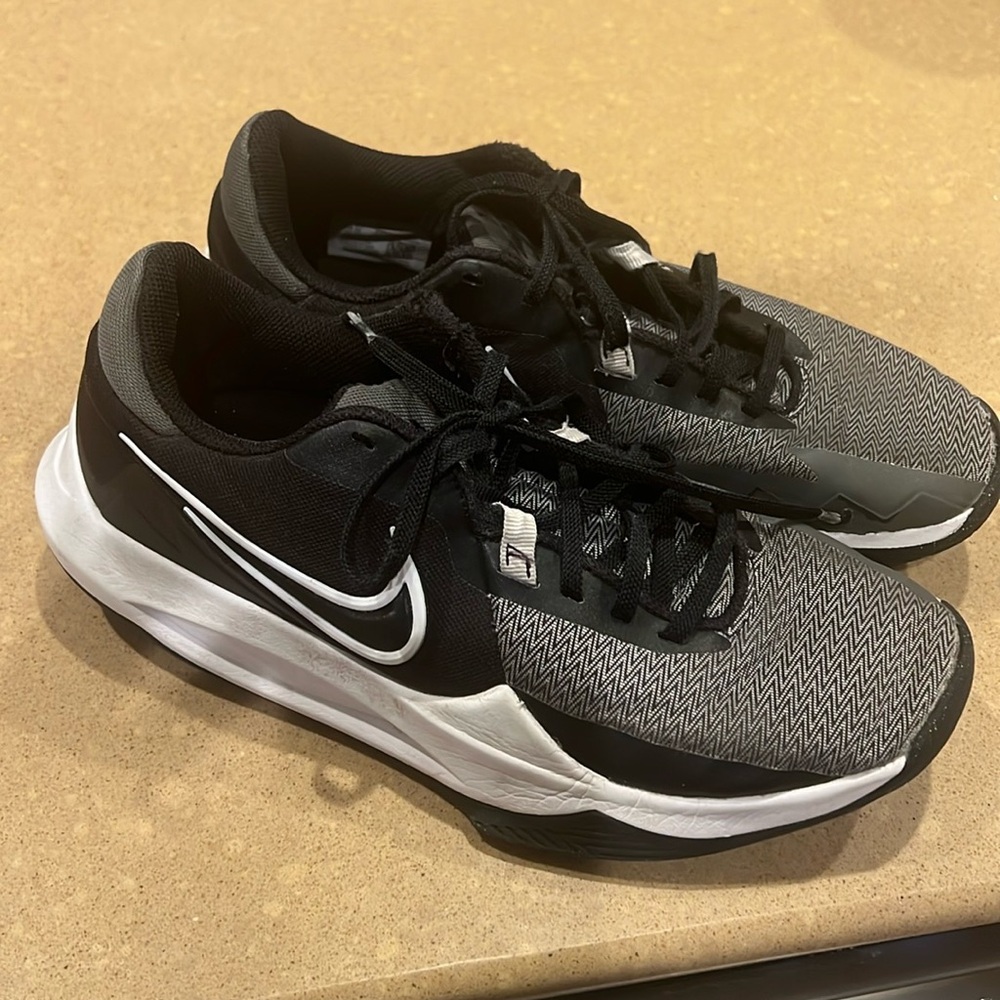 Men’s Nike tennis shoes